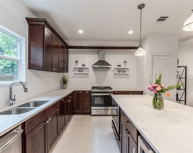 118 Sylvester Road - Photo Thumbnail 5