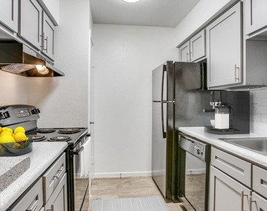 11810 Hammond Drive - Photo Thumbnail 3