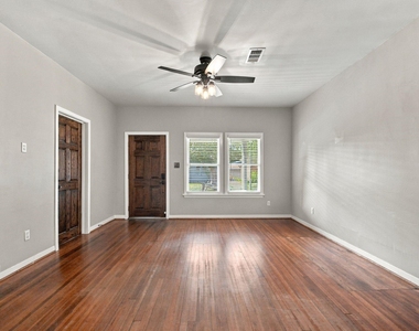 905 Pizer Street - Photo Thumbnail 3