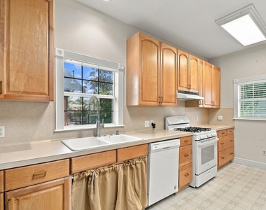 905 Pizer Street - Photo Thumbnail 8