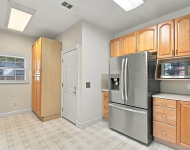 905 Pizer Street - Photo Thumbnail 7