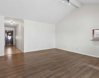 5914 Willowbend Boulevard - Photo Thumbnail 5