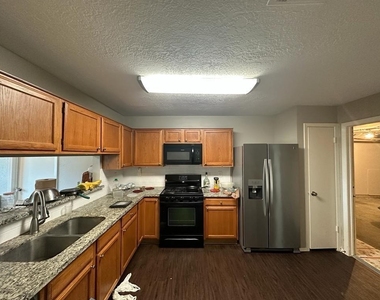 10921 Pecan Drive - Photo Thumbnail 3