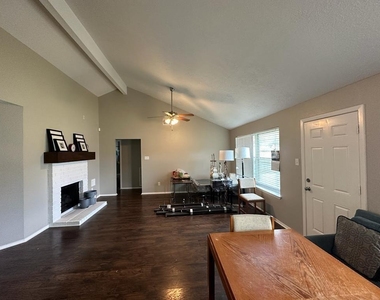 10921 Pecan Drive - Photo Thumbnail 6