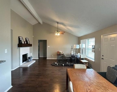 10921 Pecan Drive - Photo Thumbnail 4