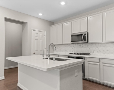 9511 Towne Lake Parkway - Photo Thumbnail 8