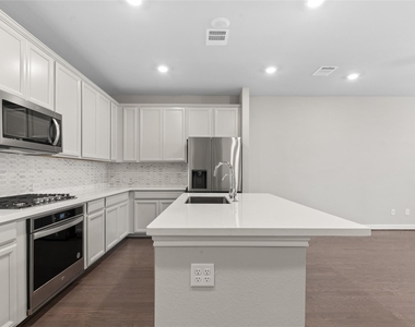 9511 Towne Lake Parkway - Photo Thumbnail 6