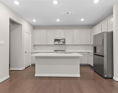 9511 Towne Lake Parkway - Photo Thumbnail 7