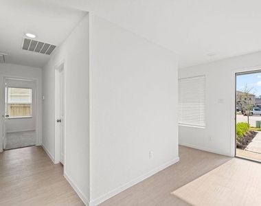 1627 Winwood Drive - Photo Thumbnail 5