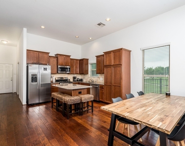 18918 Cove Pointe Dr - Photo Thumbnail 16