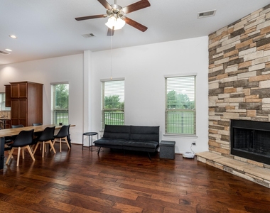 18918 Cove Pointe Dr - Photo Thumbnail 21