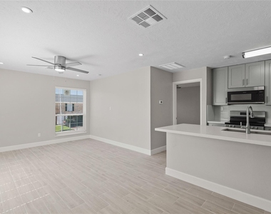 2121 Fountain View Drive - Photo Thumbnail 2
