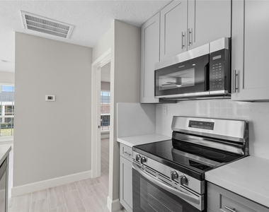 2121 Fountain View Drive - Photo Thumbnail 8