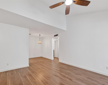 7900 N Stadium Drive - Photo Thumbnail 17