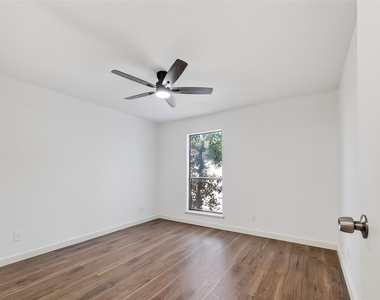 7900 N Stadium Drive - Photo Thumbnail 3