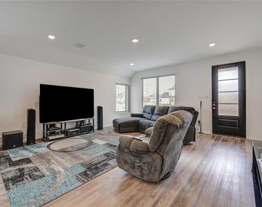 2904 Cordova Hill Drive - Photo Thumbnail 4