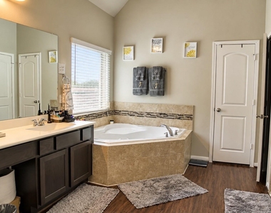 15118 Breeze Forest Court - Photo Thumbnail 10