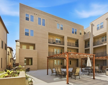 4819 Caroline Street - Photo Thumbnail 10