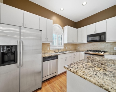 917 W 21st Street - Photo Thumbnail 6