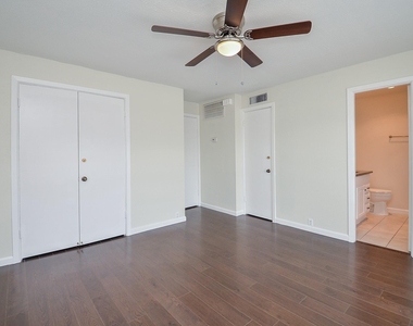 2121 Fountain View Drive - Photo Thumbnail 7