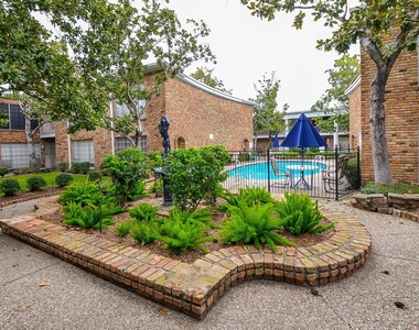 2121 Fountain View Drive - Photo Thumbnail 18