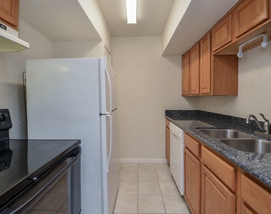 2121 Fountain View Drive - Photo Thumbnail 6