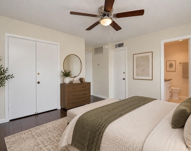 2121 Fountain View Drive - Photo Thumbnail 2