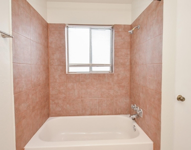 2121 Fountain View Drive - Photo Thumbnail 9
