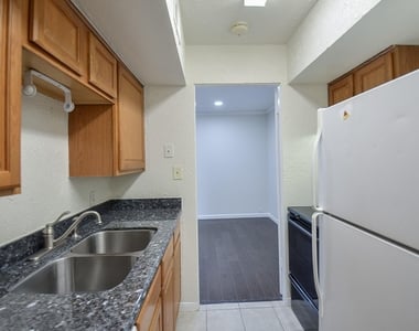 2121 Fountain View Drive - Photo Thumbnail 4