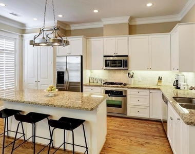 916 Lawrence Street - Photo Thumbnail 4