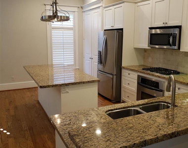 916 Lawrence Street - Photo Thumbnail 9
