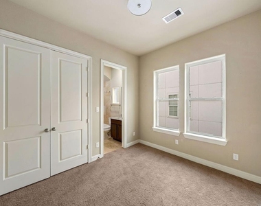 1030 Live Oak Street - Photo Thumbnail 23