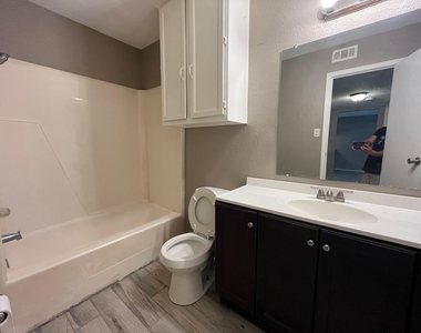 1842 Thompson Street - Photo Thumbnail 8