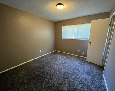 1842 Thompson Street - Photo Thumbnail 11