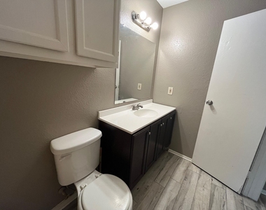 1842 Thompson Street - Photo Thumbnail 9