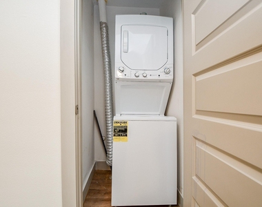 1009 Enid Street - Photo Thumbnail 9
