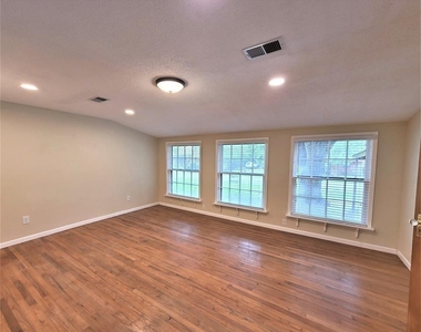 503 Riveredge Drive - Photo Thumbnail 2