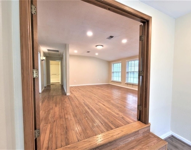 503 Riveredge Drive - Photo Thumbnail 5