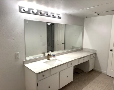 359 N Post Oak Lane - Photo Thumbnail 16