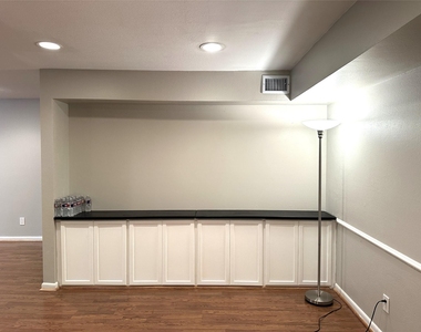 359 N Post Oak Lane - Photo Thumbnail 5