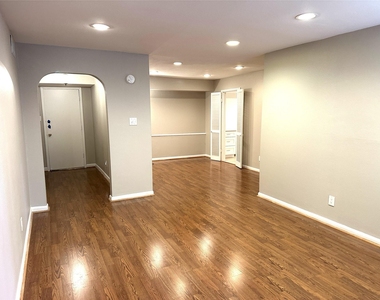 359 N Post Oak Lane - Photo Thumbnail 3