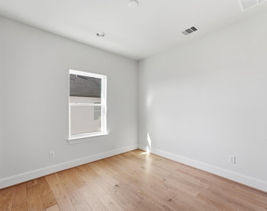 3305 W 11th Street - Photo Thumbnail 15