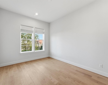 3305 W 11th Street - Photo Thumbnail 5