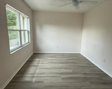 1031 Ashley Avenue - Photo Thumbnail 12