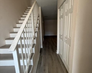 1031 Ashley Avenue - Photo Thumbnail 2