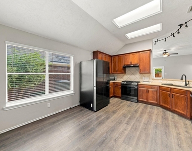 6806 Topsfield Point Drive - Photo Thumbnail 5