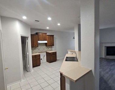 15815 Stiller Park Drive - Photo Thumbnail 5