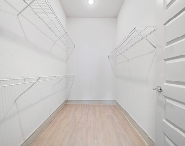 4840 North Shepherd Drive - Photo Thumbnail 7