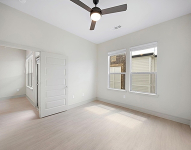 4840 North Shepherd Drive - Photo Thumbnail 3