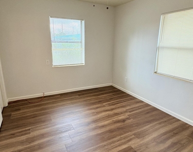 1525 Thornton Avenue - Photo Thumbnail 7